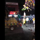 Was auf dem vorangehenden Foto leicht übersehen werden kann: Am Ausleger hängt ein Mann nur an Haken, die durch seine Haut gesteckt wurden